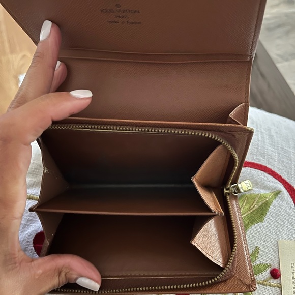 LUIS VUITTON
Compact Wallet - Picture 5 of 11